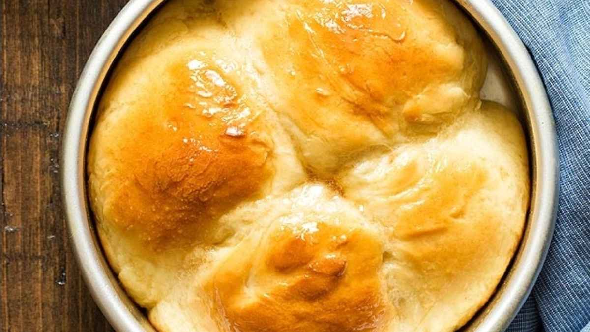 Small Batch Dinner Rolls (Eggless).