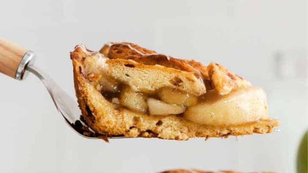 Cinnamon Roll Apple Pie