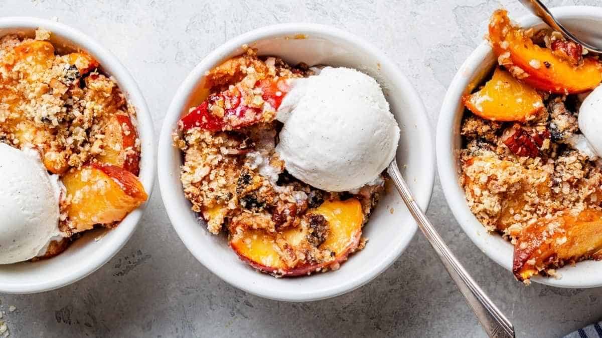peach and nectarine crumble