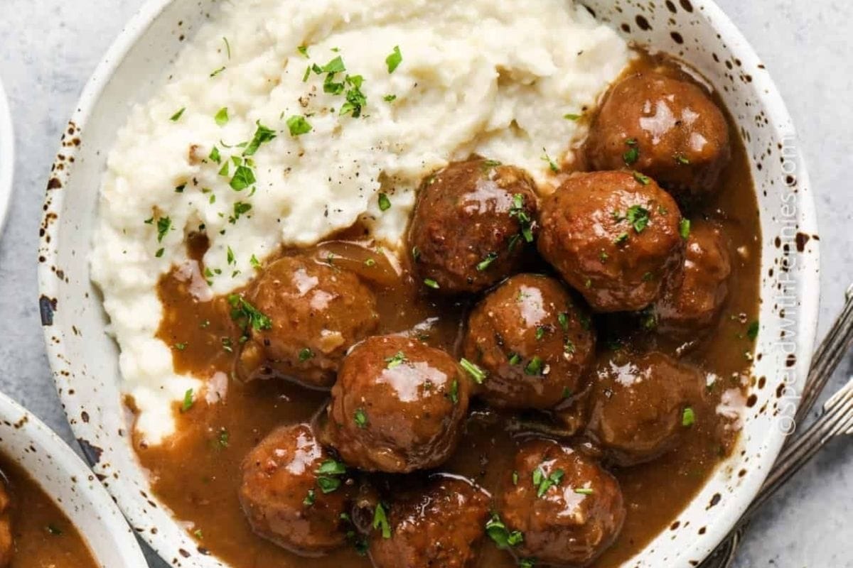 Slow Cooker Meatballs and Gravy. 