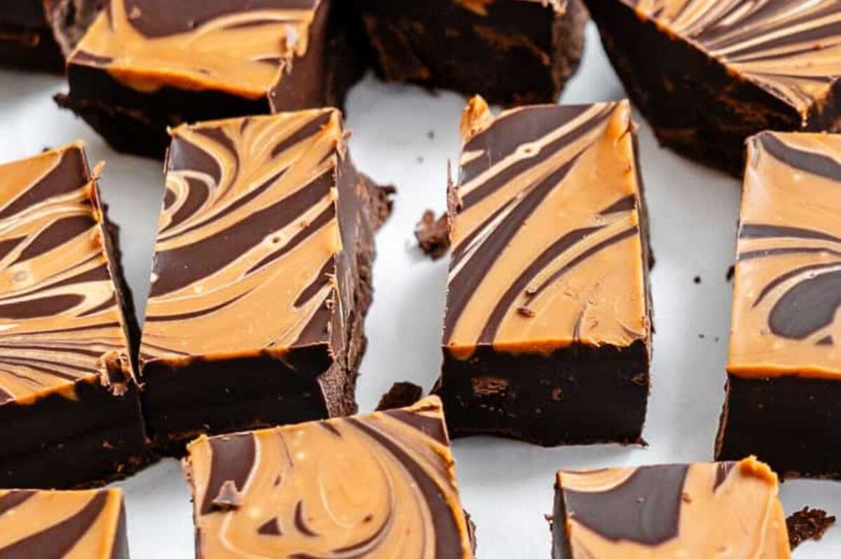 Easy Biscoff Fudge [2-Ingredient].