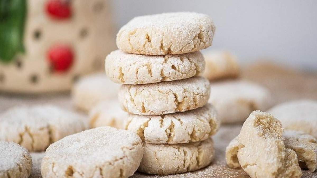 A stack of powdered sugar-coated cookies.