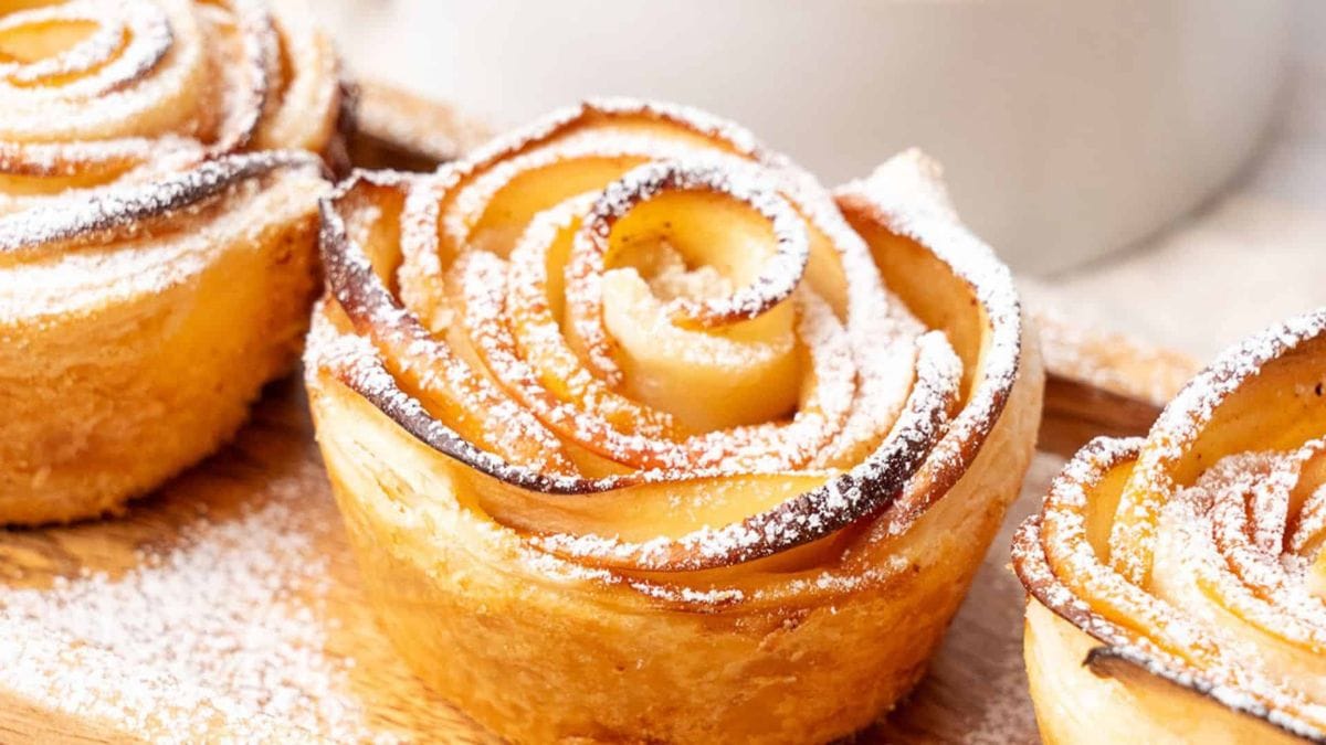 Apple Roses with Puff Pastry. 