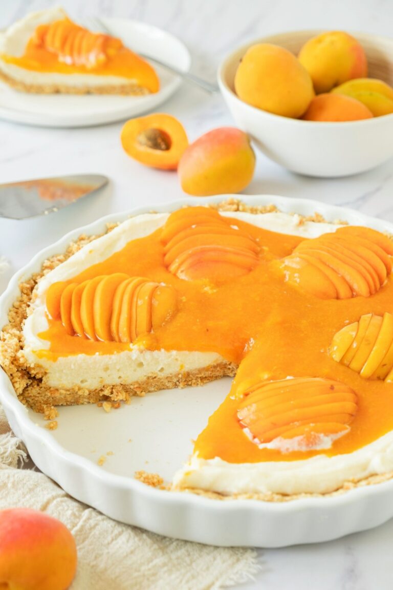 Cheesecake with slice.