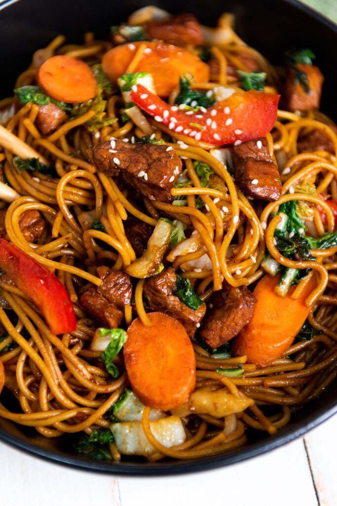 Lo mein with sesame seeds and carrots.