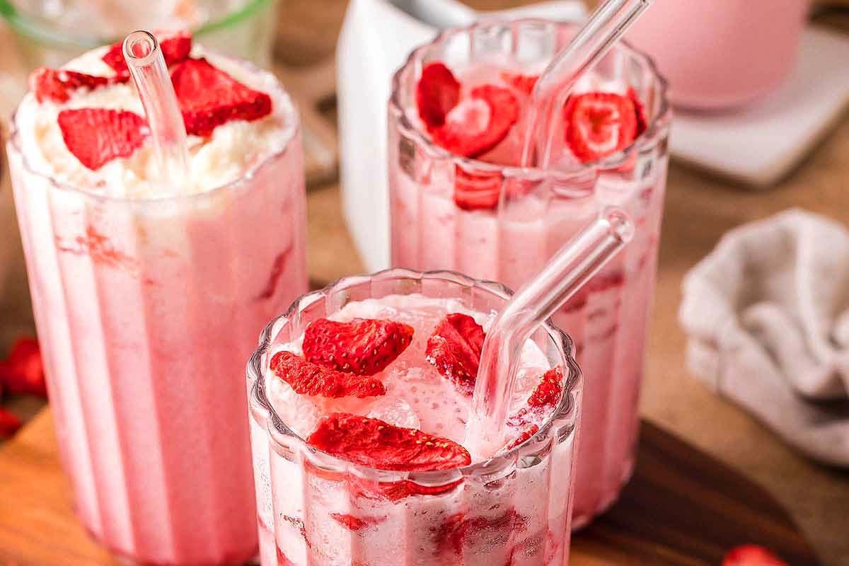 This image has an empty alt attribute; its file name is Just_Like_Starbucks_Pink_Drink_Copycat.jpg